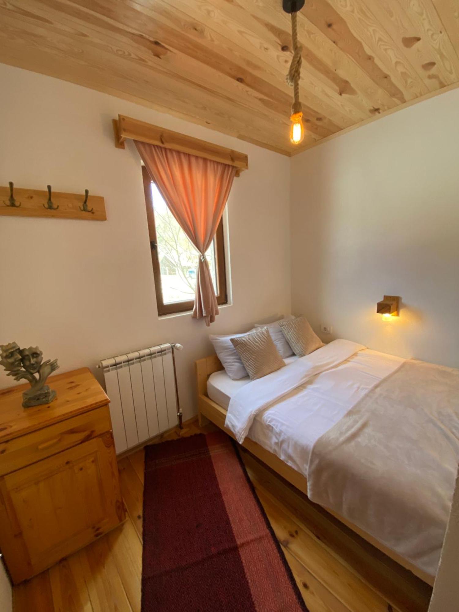 Pubhouse & Rooms Pahulja Колашин Экстерьер фото